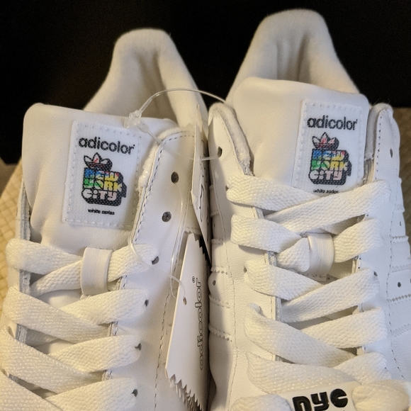 🆕 Adidas 2006 White Superstar Adicolor W6 NYC Sneakers 7.5 - Picture 2 of 16